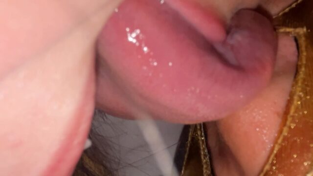 実況しながら鼻を辱めるドSお姉さんがM男に濃厚鼻フェラ