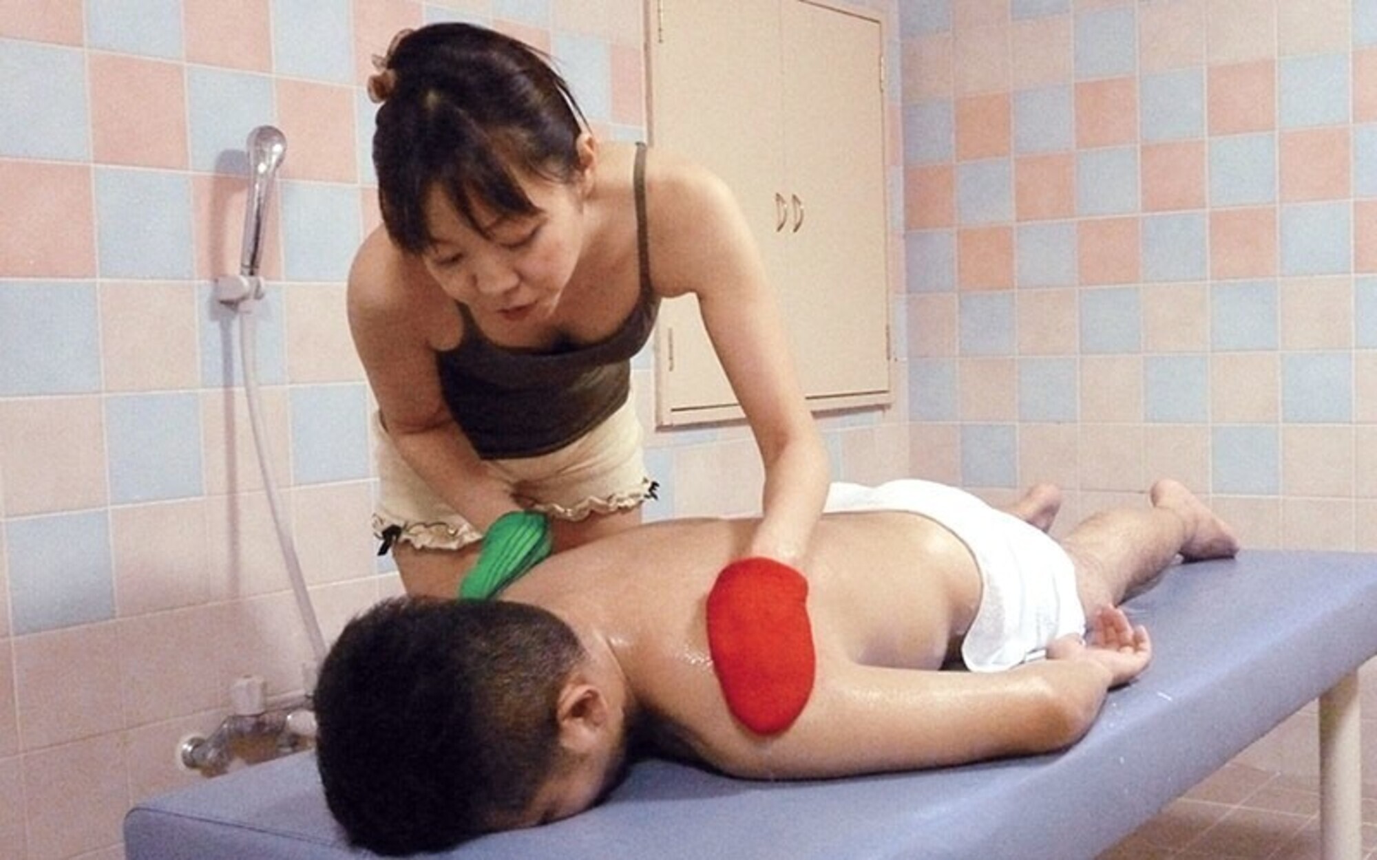 健全店サウナでアカスリおばさんのムチムチ女体に勃起したチ○ポを･･･