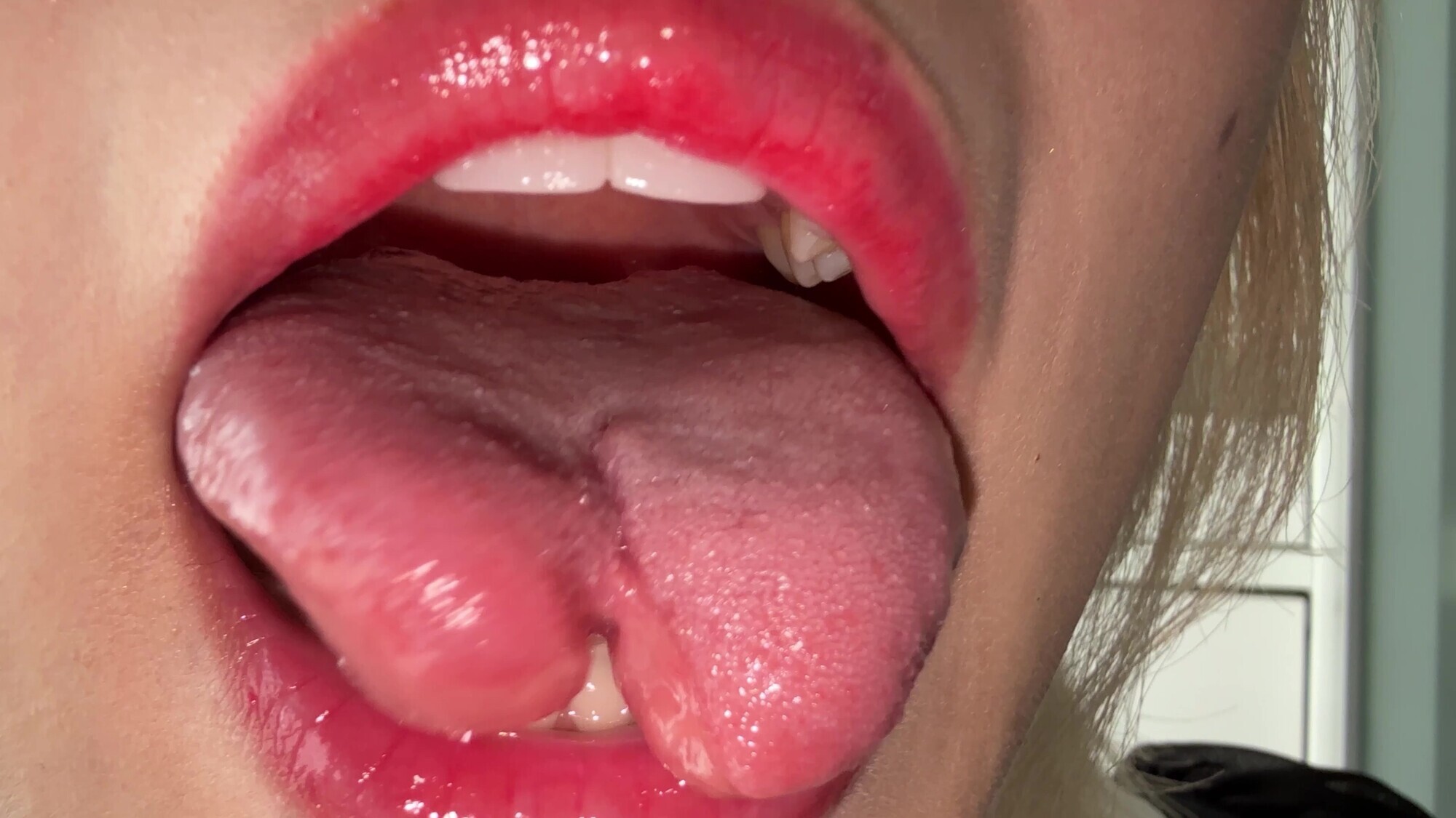 【個人撮影】安堂はるの 舌ブラシで「汚舌苔」採取