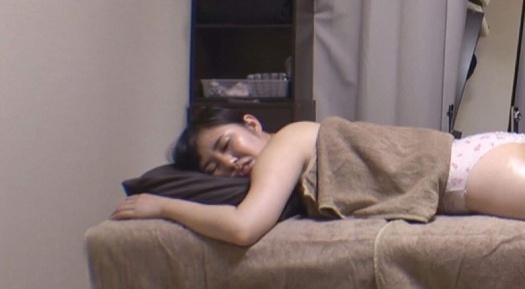 菊池まや 魔法のオイルで快感マッサージ