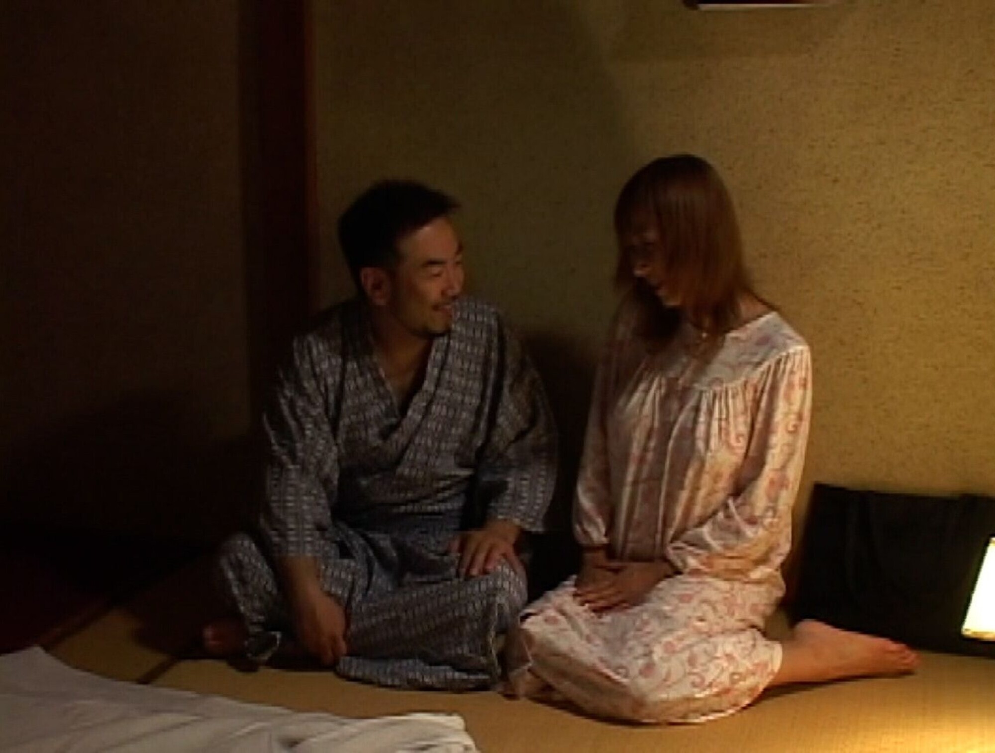 夫の借金の為、家を失い友達の温泉旅館で働く事になった好きモノ奥さん！ハメたいドスケベな下半身！