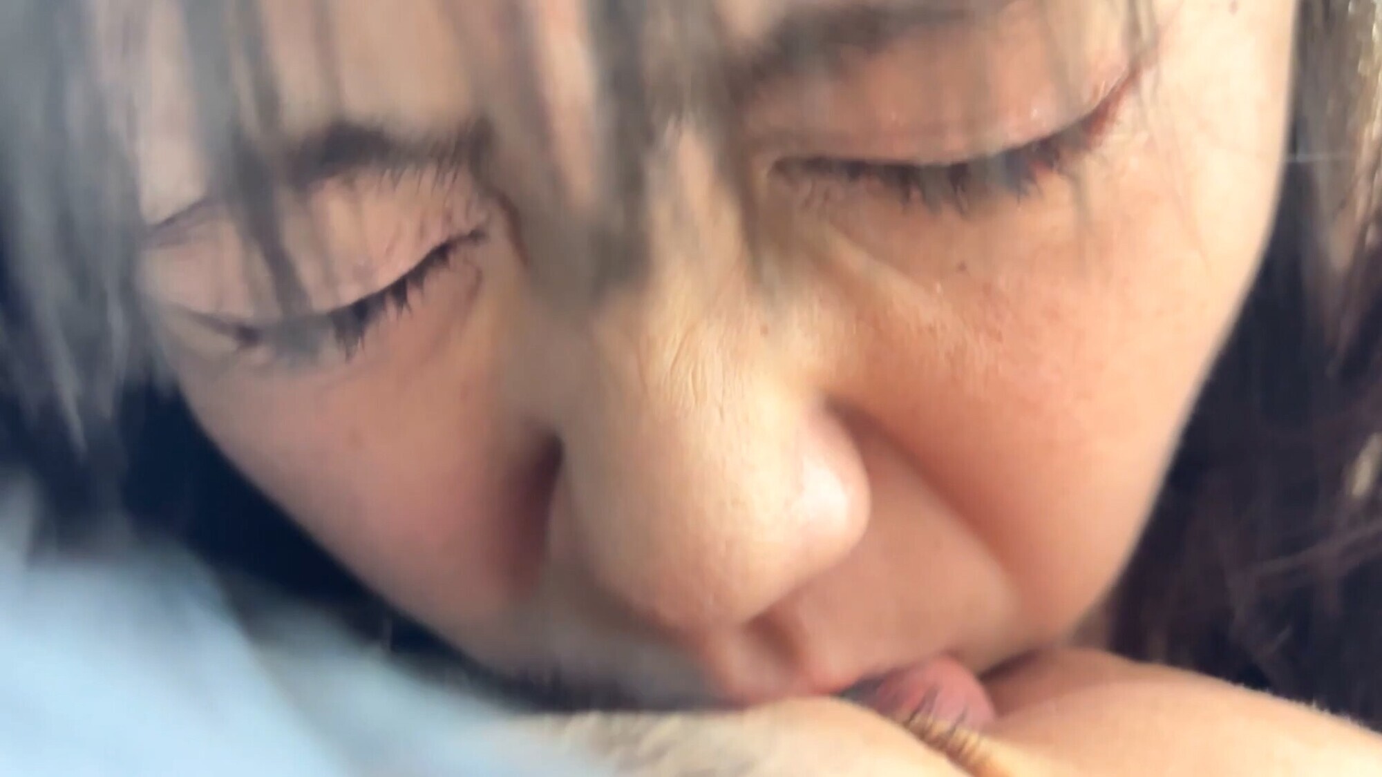 積極的なあずさちゃんがM男に濃厚鼻フェラ