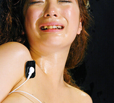 女体ビリビリ電流責めで汗だくになりながらイキまくる女
