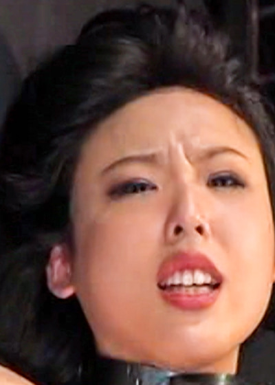 残酷な鉄枷で両足を無理やり開かされてメチャクチャに秘部を責められ気を失う女捜査官