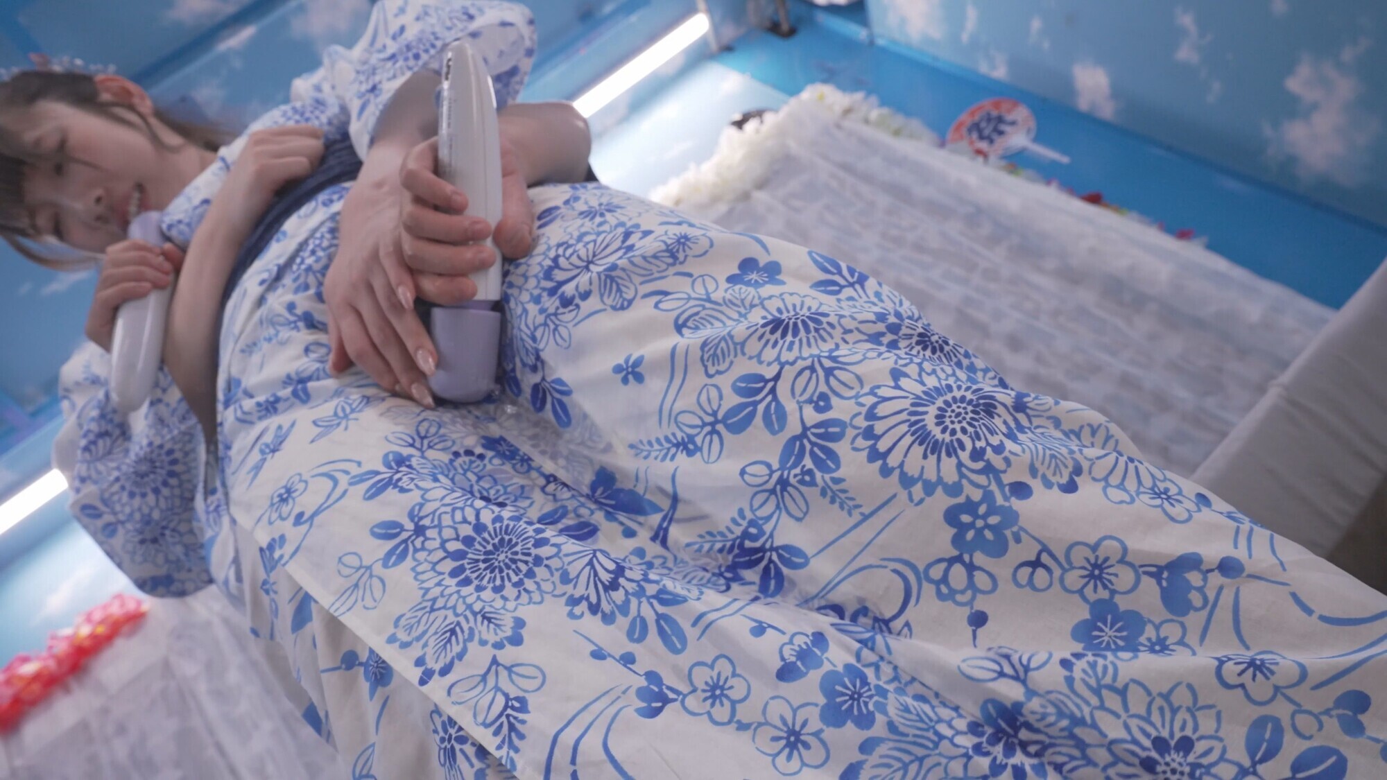 マジックミラー号ハードボイルド 浴衣カップル夏祭り！浴衣潮まみれ濡れグッチョエステ ミラー号の外に彼氏がいるのに淫乱スイッチ激押しで理性吹き飛ぶ絶頂アクメ！～はるかちゃん＆あきひこくん編～