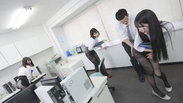 リモバイ羞恥で女上司と発情セックス！ ポンコツ部下もエロ玩具でヤル気全開！マ○コも準備万端！