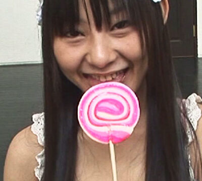 飴ちゃんが似合う無邪気でかわいい娘が小さい口でおっきな肉棒を咥えて口内射精！