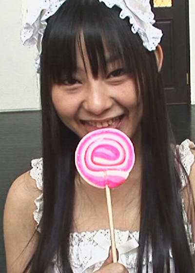 飴ちゃんが似合う無邪気でかわいい娘が小さい口でおっきな肉棒を咥えて口内射精！