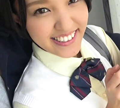 笑顔いっぱいのショートカットの女の子、外でも中でもどこでもエッチ