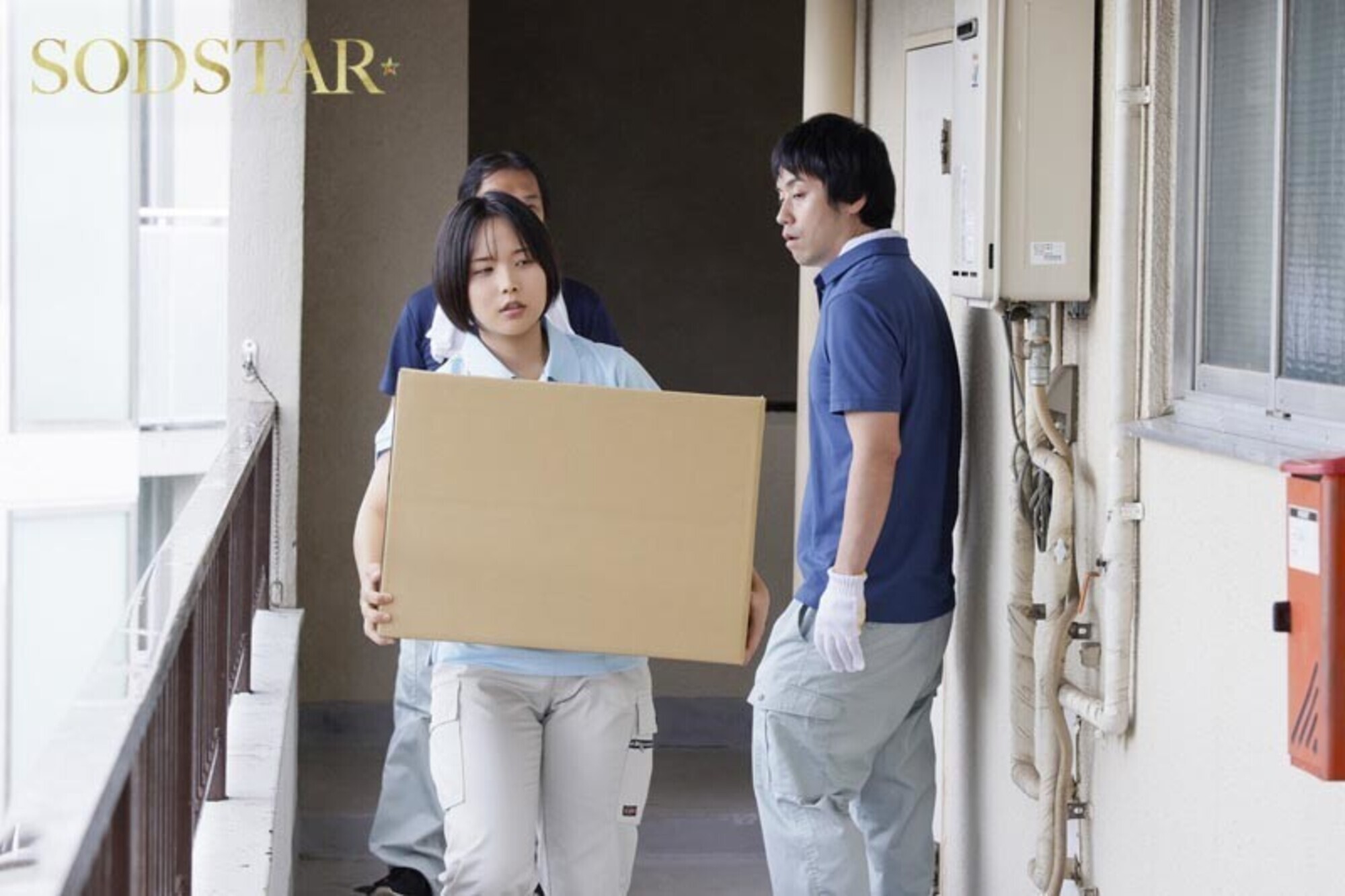 「お前、胸あるのか？」美少年系バイト女子が引っ越し現場でセクハラされまくって･･･汗臭上司のデカチンにイカされ続けた 柴崎はる