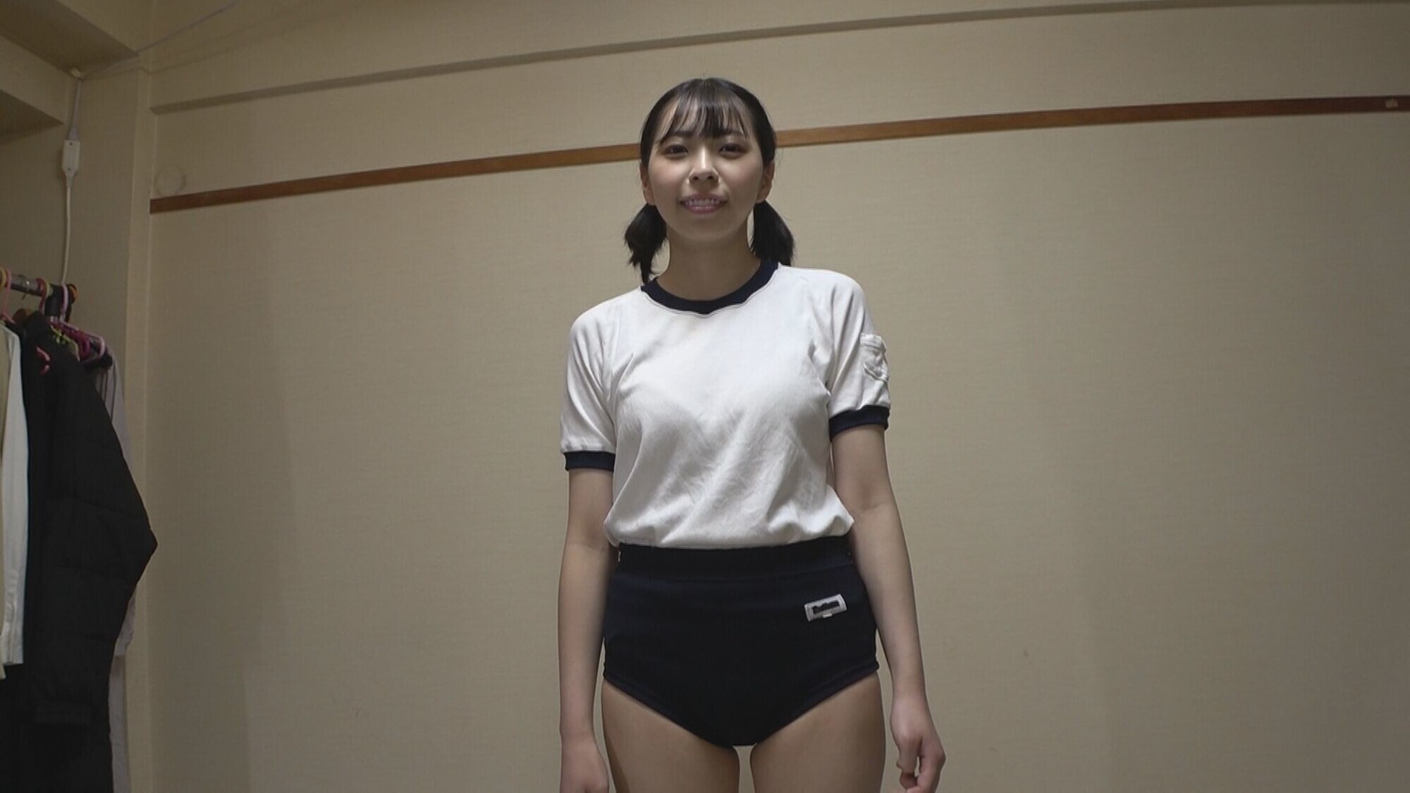 神田ゆい ムチムチ美尻 神体育着 美少女やぽっちゃり娘らにピチピチ体育着を着せ、ハミパン、ムレムレワレメを毛穴まで見えるほどの超ドアップ接写！さらに尻コキ、着衣お漏らし放尿や体育着ぶっかけ等体育着好きに送る完全着衣フェチAV