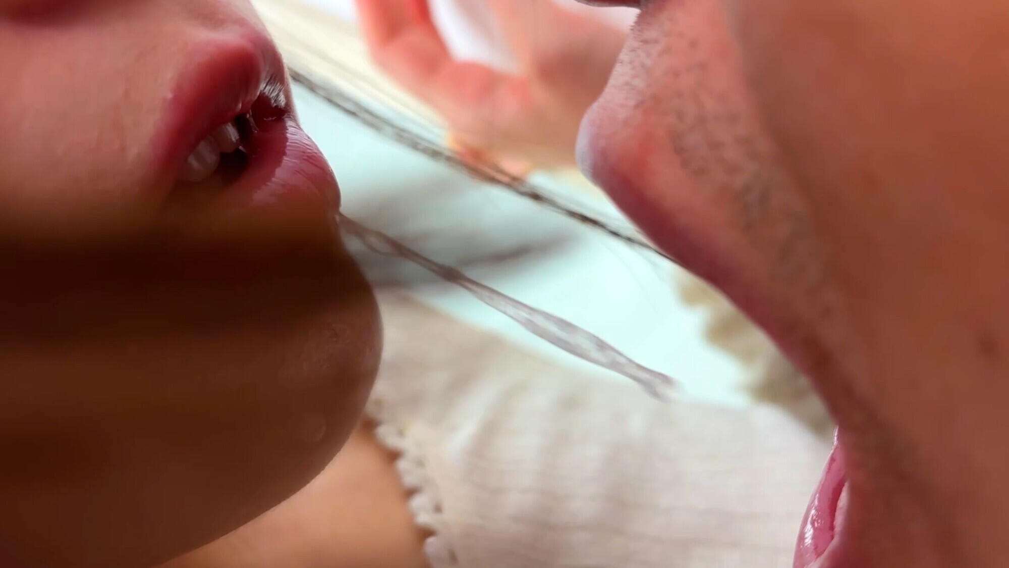 ももなちゃんがM男に濃厚キス