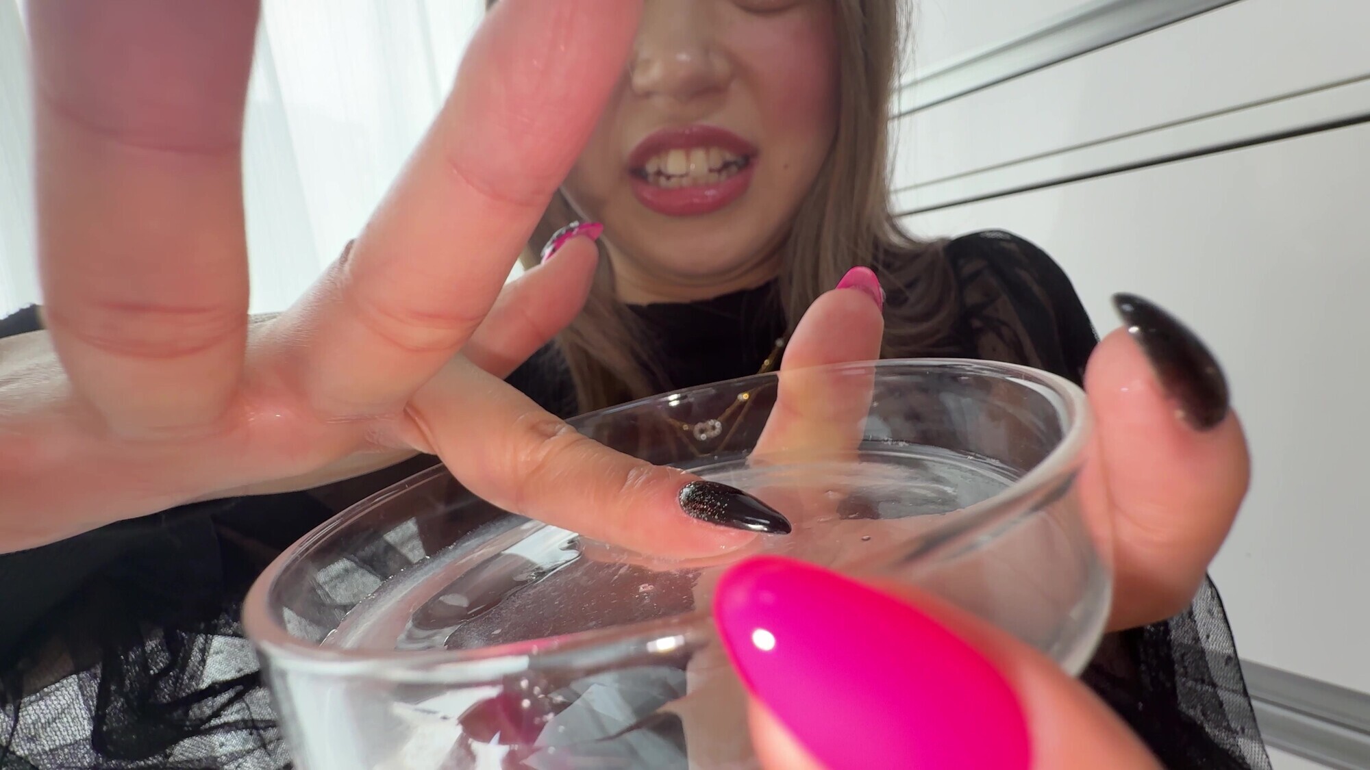 【個人撮影】菊池はるの舌ブラシで「汚舌苔」採取