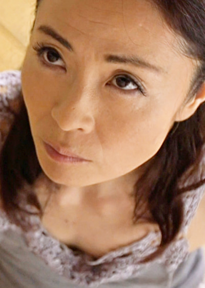 欲求不満を募らせ台所でオナニーに耽る母。オナニーで満足出来ずに倅の肉棒にしゃぶりつく淫乱発情母と禁断の情事！