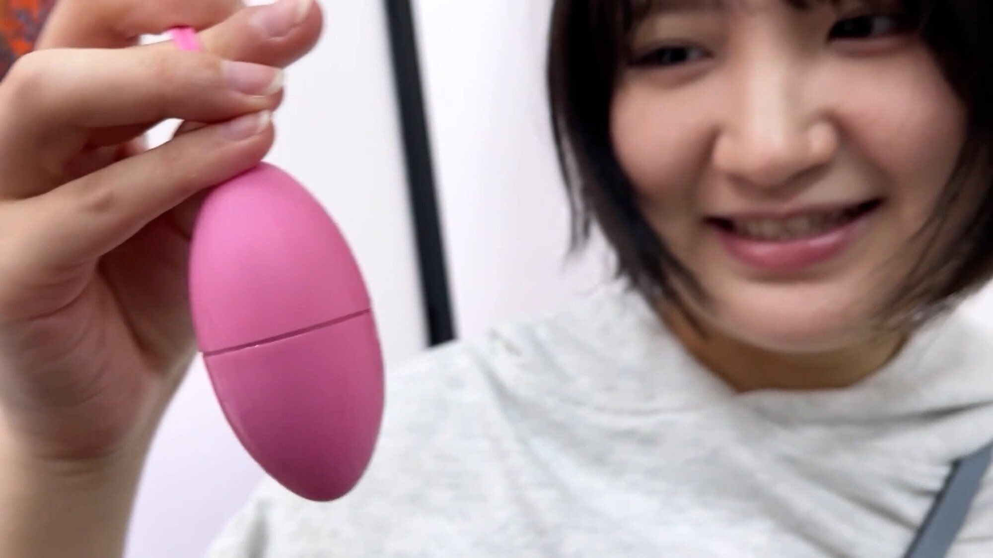 のあちゃんとリモバイ散歩！街中で絶頂恥辱プレイ！