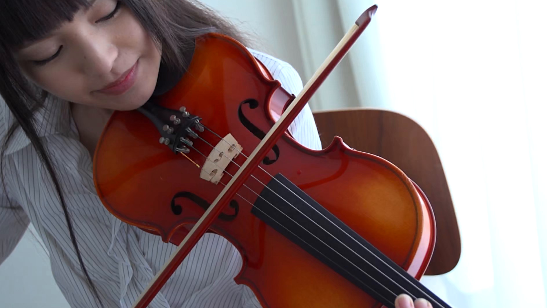 ストラド ～美人で可愛いすぎる現役女子大生ヴァイオリニスト～ 鈴鹿