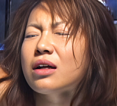 全裸で逆さ吊りにされた女捜査官とM字開脚のまま鉄棒に吊るされた可憐な娘