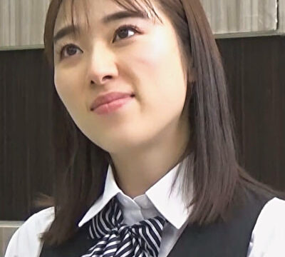 手で押さえても漏れ出す喘ぎ声！受付嬢のカウンターの下で彼女をまさぐる怪しい男！