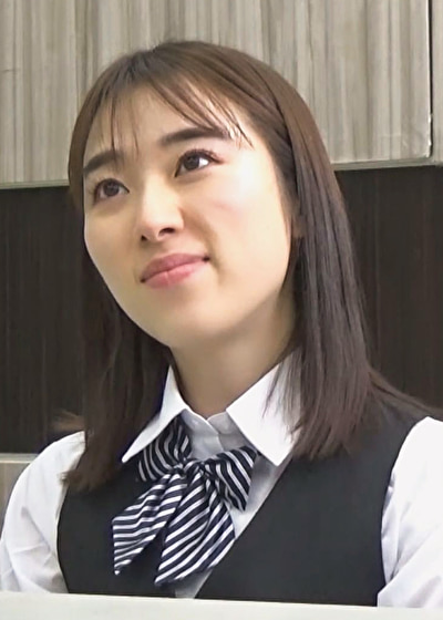 手で押さえても漏れ出す喘ぎ声！受付嬢のカウンターの下で彼女をまさぐる怪しい男！