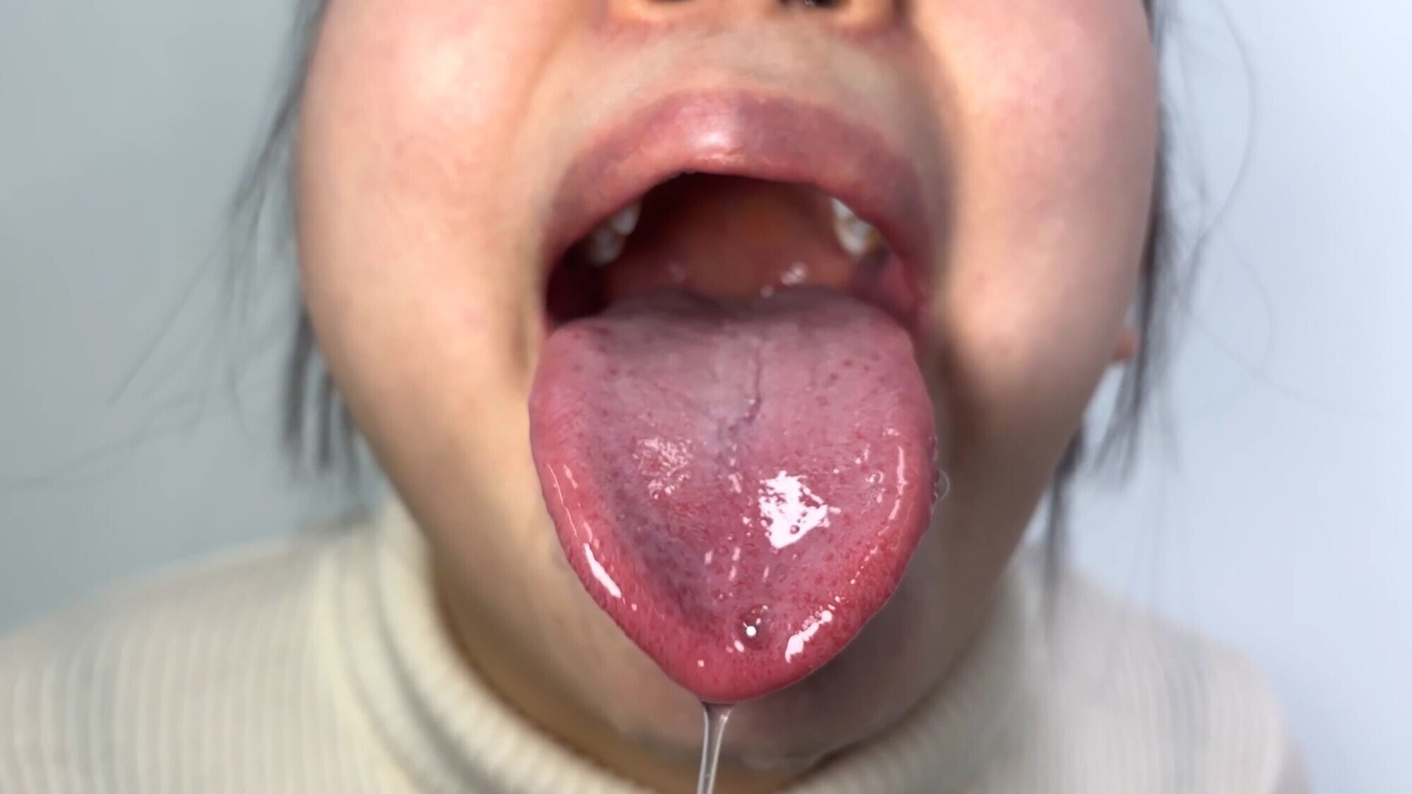 唾液たっぷりかりなちゃんの口内観察