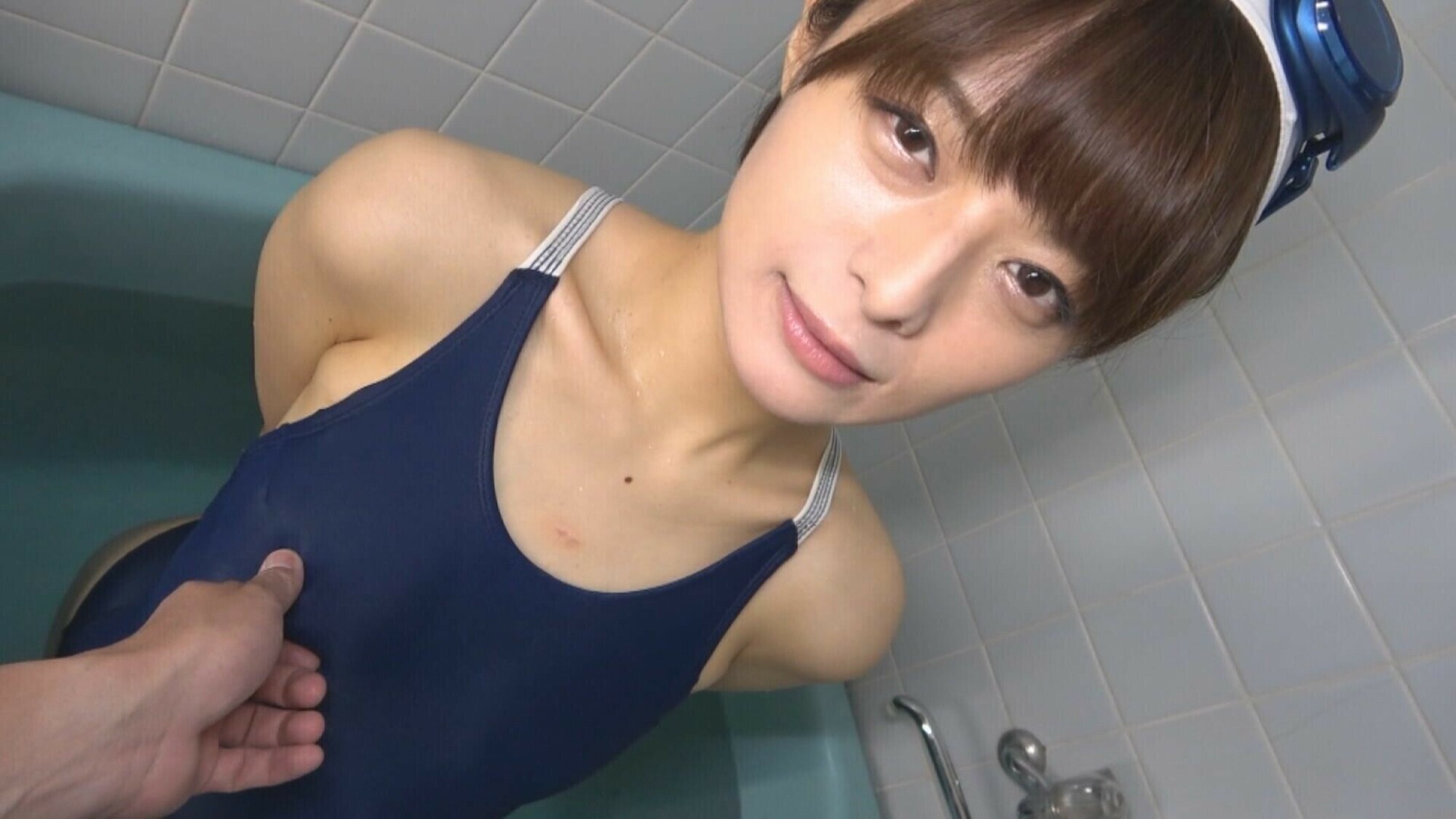 月乃ルナ 水着を着たままオシッコ娘