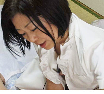 スケベ老人をエロ介護する美熟女ヘルパー 千恵子