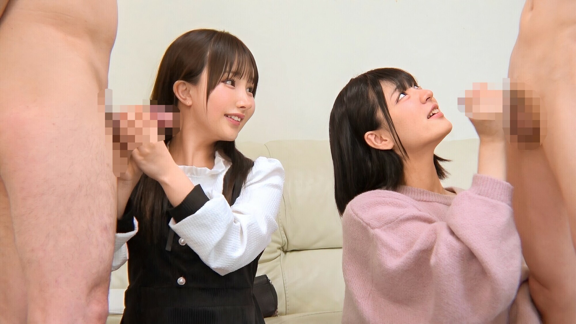 仲良し女子大生が制限時間以内におちんちん2本同時に射精させないと出られない密室からの脱出に挑戦！心と手を合わせてシンクロ手コキで男をイカせろ！失敗したらその場でデカチン即ハメ連続中出し！