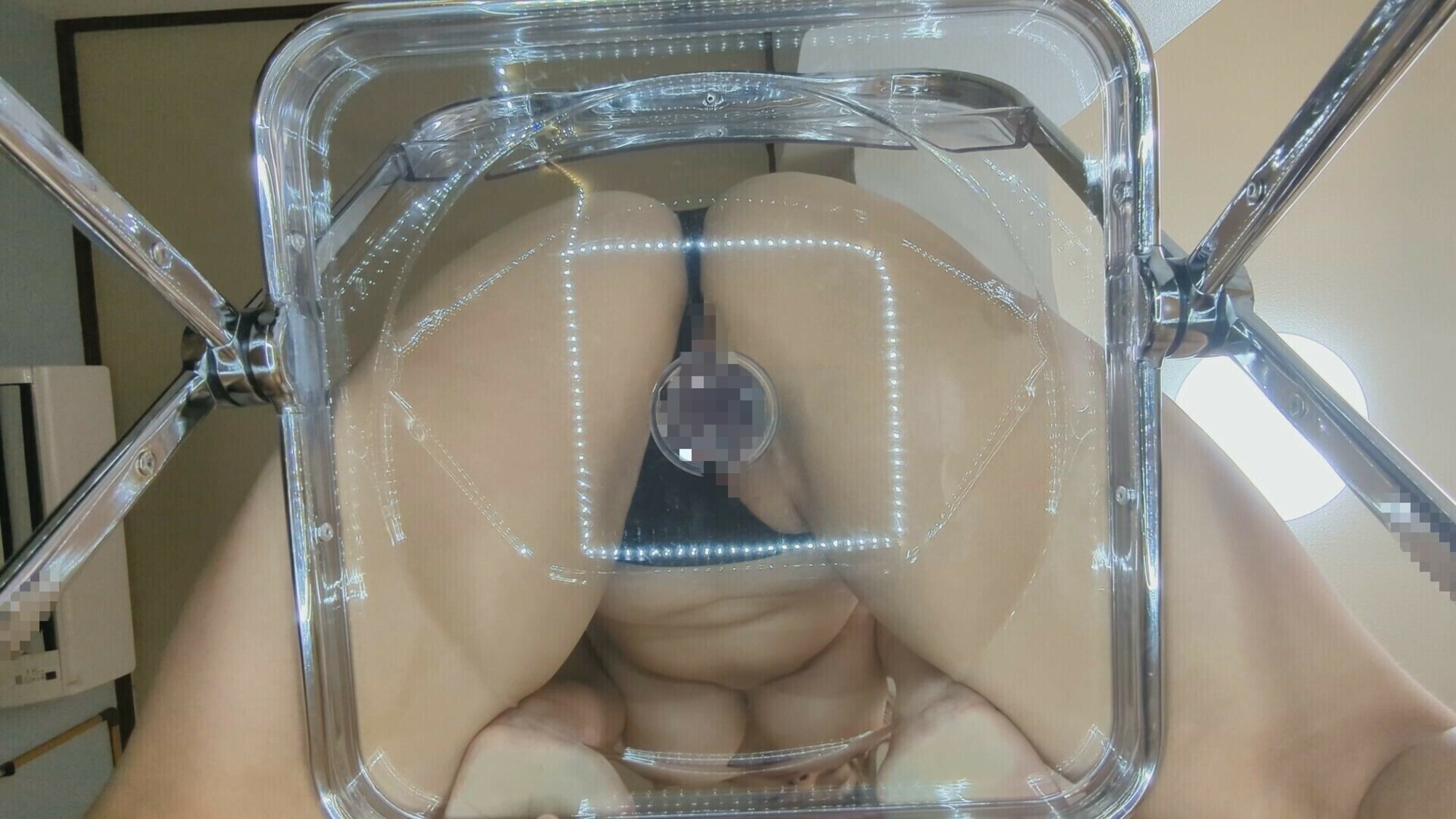 超フェチ向け映像！椅子の下からムッチリ美少女のディルドオナニーを激撮