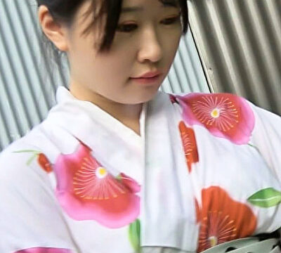花火を待っていた稚い浴衣娘！透き通るくらいの色白ボディでしかも！奇跡のピンク乳首！